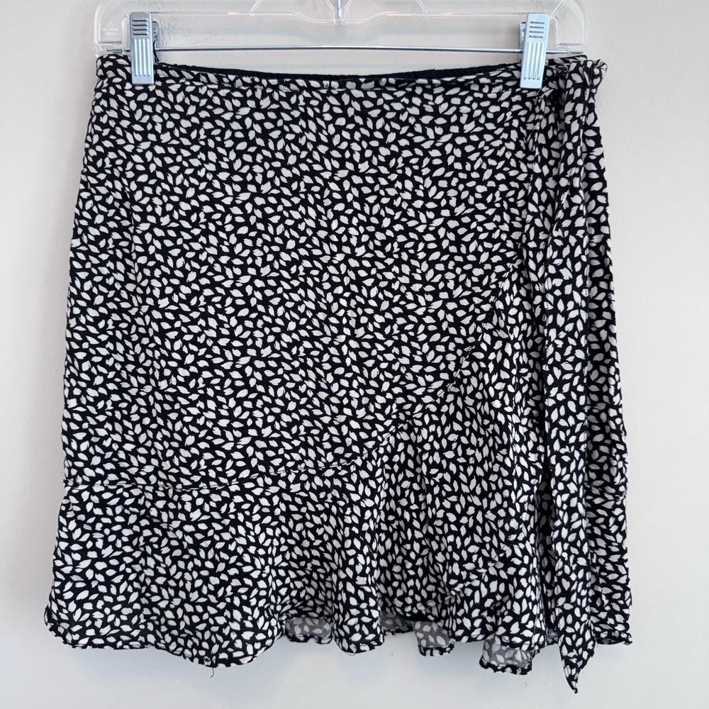 Abercrombie Wrap Mini Skirt Womens M Black White Print Ruffle Tie